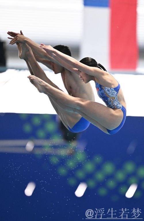 中国队勇夺世锦赛混合双人10米跳台金牌